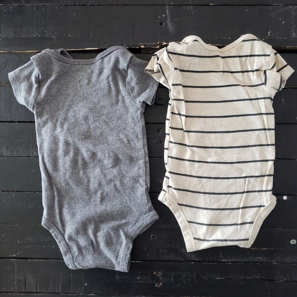 Gerber Lot of 2 Baby 3-9 Months Organic Cotton Short Sleeve Onesie Grey Beige - Picture 3 of 5